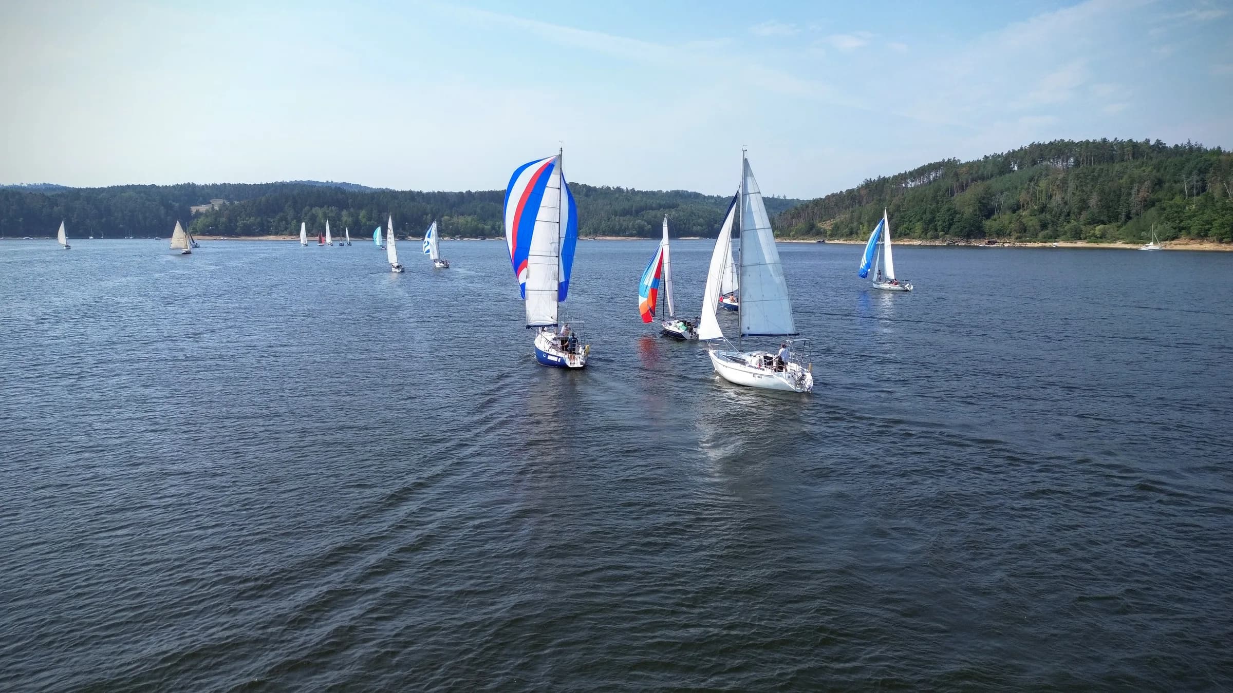 Den na plachetnici se školením jachtingu